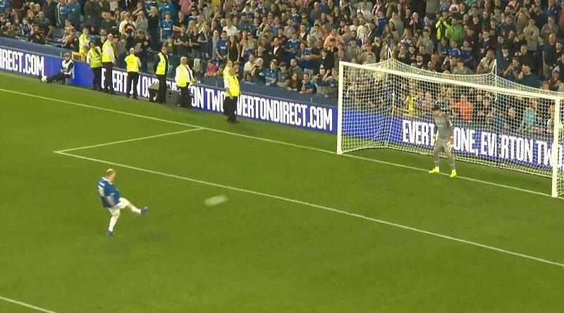 Navijač Evertona ušao u igru i pogodio iz penala